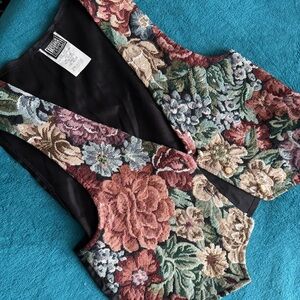 Freeze Frame patterned floral embroidery vest pearl buttons 90s vintage style